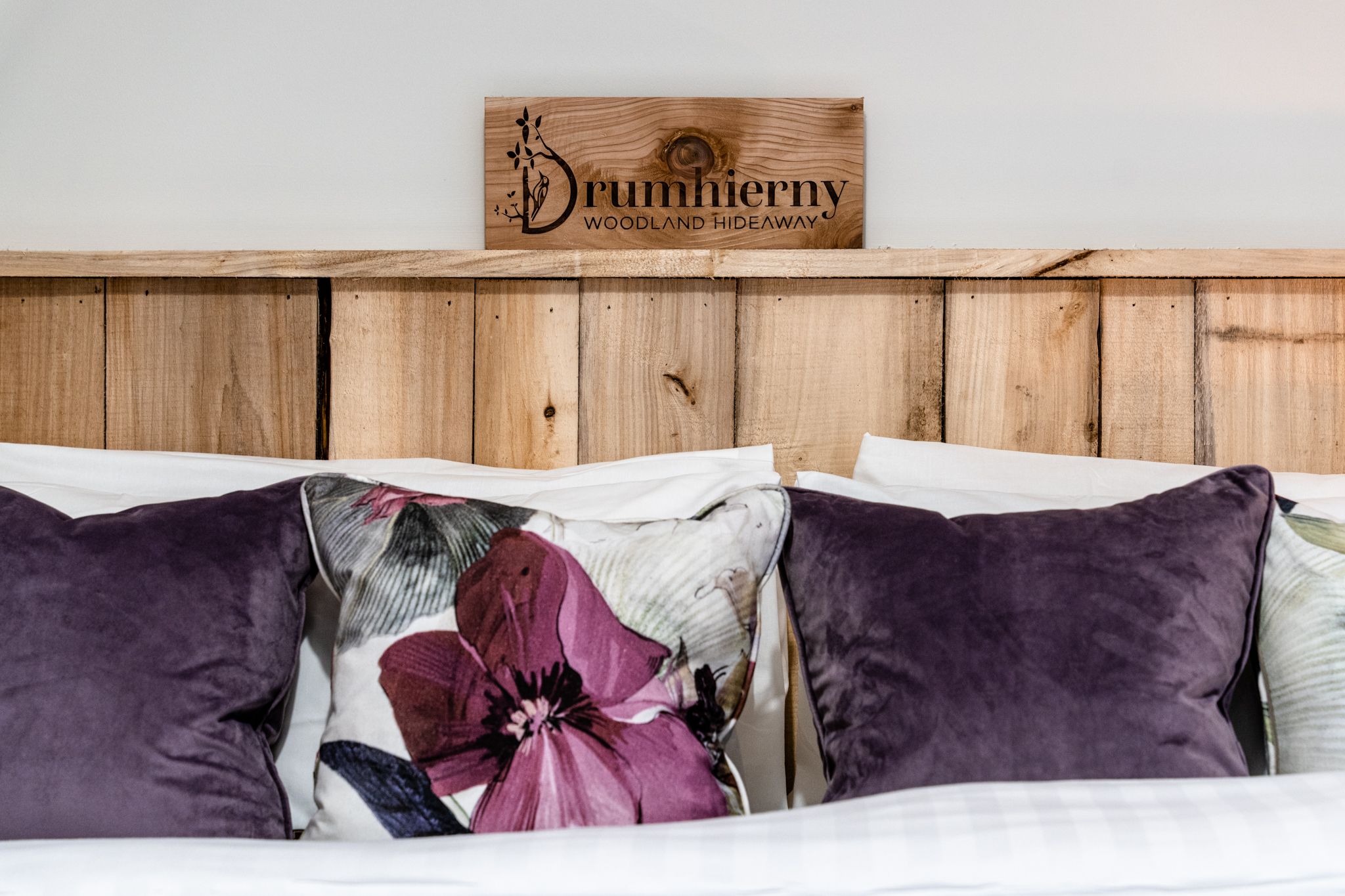 Bedroom with a carved Drumhierny sign above the bed