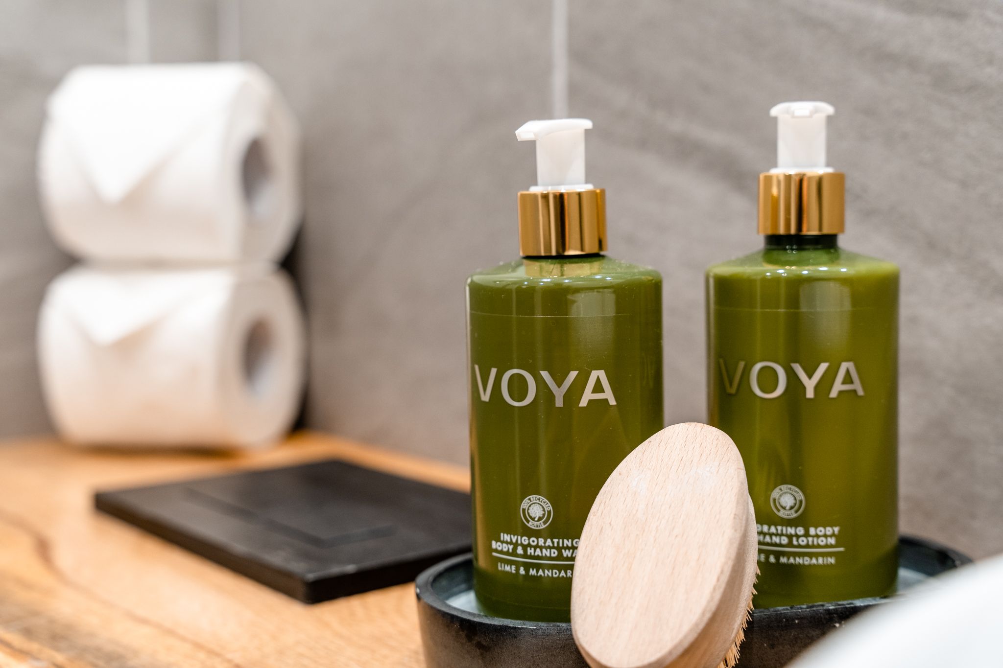 VOYA seaweed bathroom amenities with fresh towels