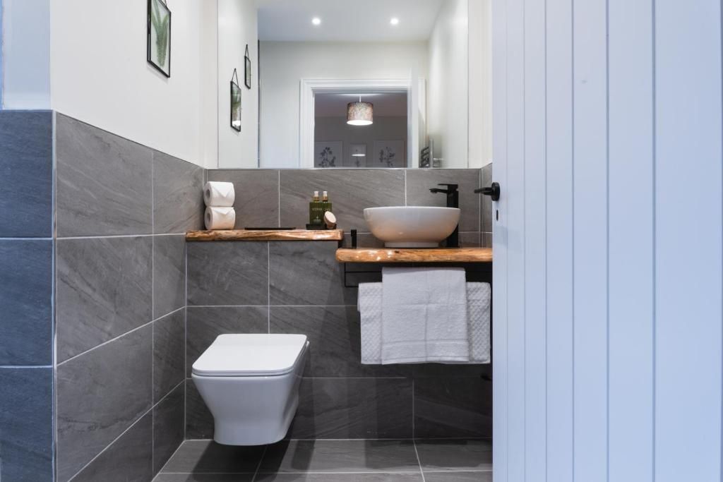 Bathroom in natural stone with a vessel sink and walk-in shower